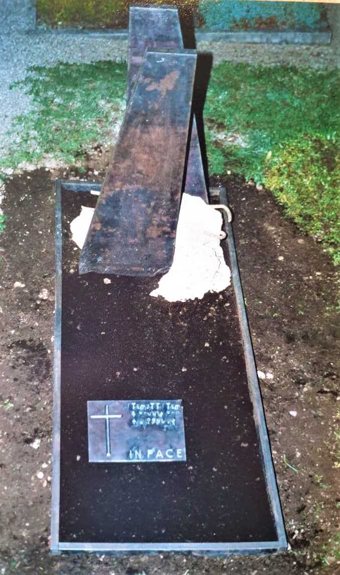 Grabmal "Porta" Skulptur Eisen Stahl Beton Friedhof Freiburg Künstler Christian Beisenherz-Huss Grabmal "Porta" Skulptur Eisen Stahl Beton Friedhof Freiburg Künstler Christian Beisenherz-Huss