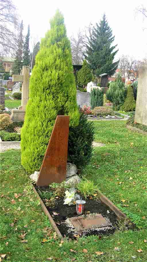 Grabmal "Porta" Gewachsen Skulptur Eisen Stahl Beton Friedhof Freiburg Künstler Christian Beisenherz-Huss