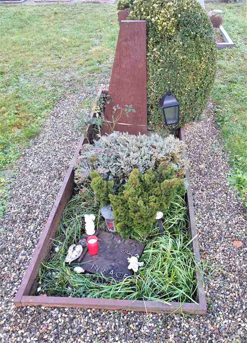 Grabmal "Porta" Gewachsen2 Skulptur Eisen Stahl Beton Friedhof Freiburg Künstler Christian Beisenherz-Huss