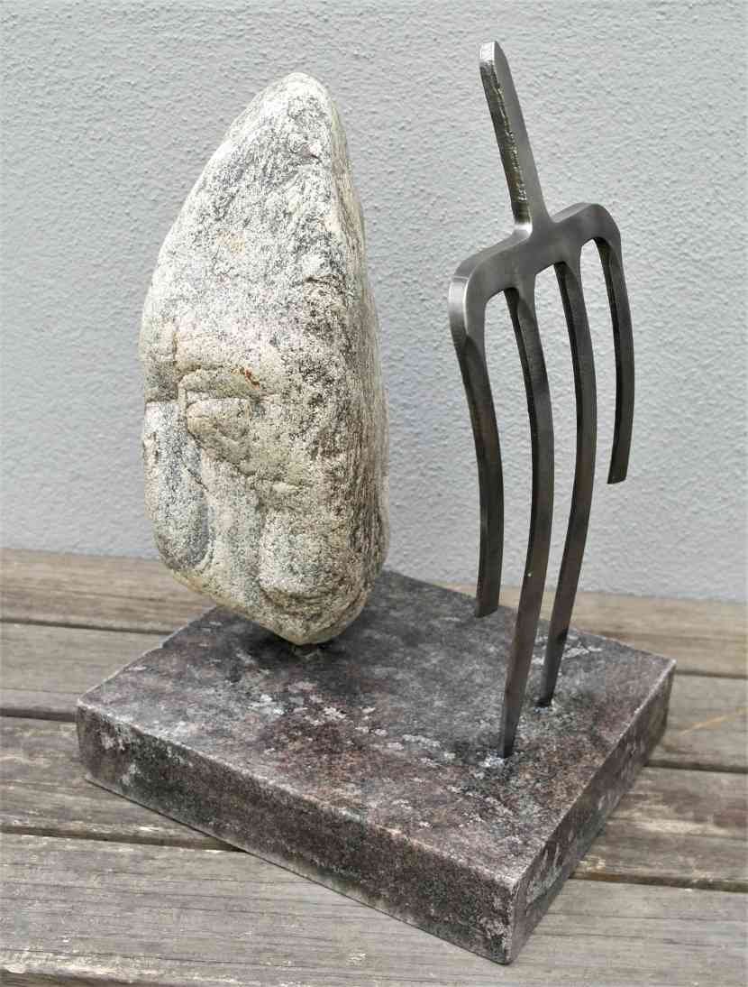 Kunst und Wesen: Skulptur Christian Beisenherz-Huss "Davor", Stein und Stahl